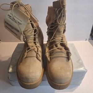 New Wellco Army Combat Boots in Tan Size 10.5 R With Vibram Soles.